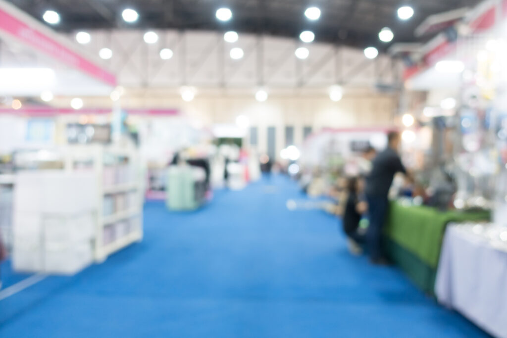 image floue de stands lors d'un salon professionnel